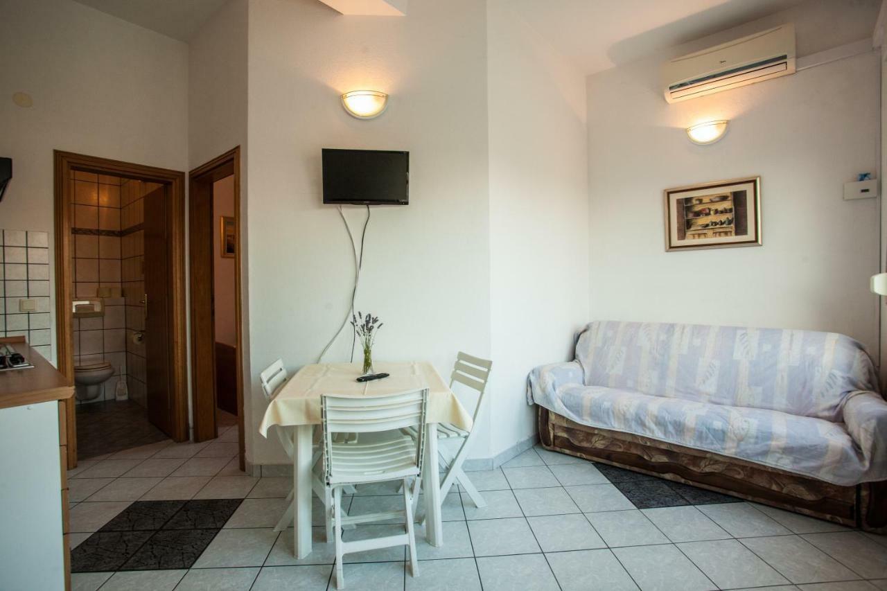 Apartments Pusic Omiš Eksteriør bilde
